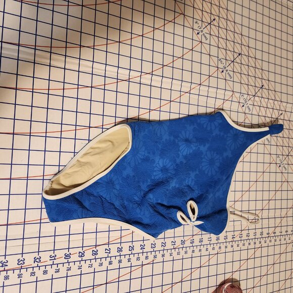 Shade Critters Textured Cut Out Daisy 1 Shoulder Swimsuit Blue Size 10, - Picture 2 of 13